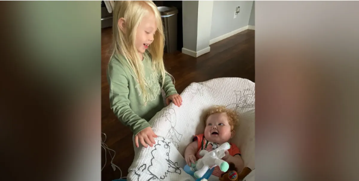 أيستون مع شقيقته. الصورة من cnn