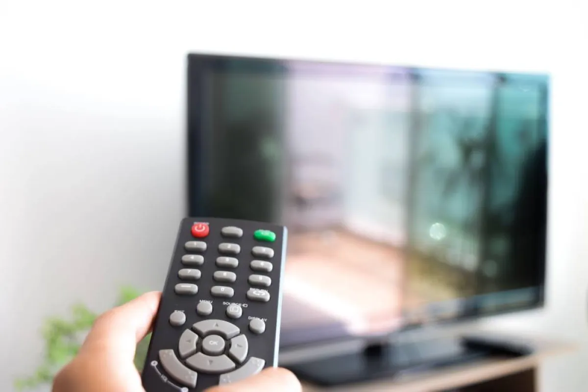 في خدمات القنوات، اليوم، تطبيقات خاصّة قابلة للتحميل على الهاتف الذكي، ما يسمح بالتحكّم بالتلفاز من خلاله