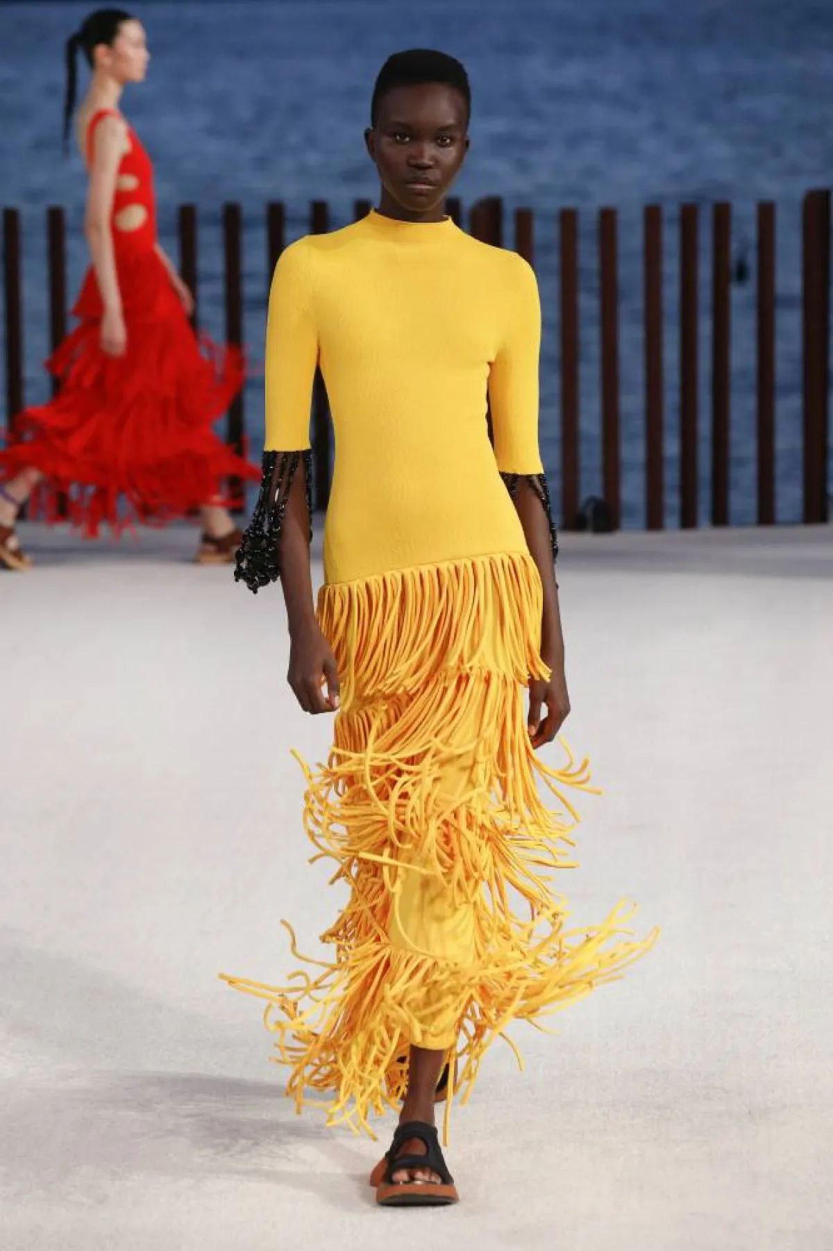 فستان بشراشيب باللون الأصفر من بروينزا سكولر Proenza Schouler  