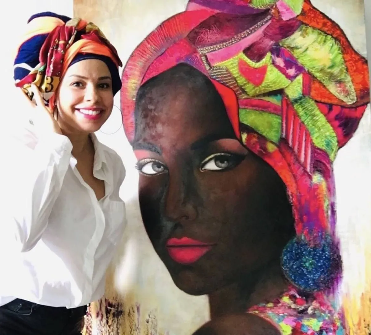 صورة الفنانة التشكيلية سناء هيشري