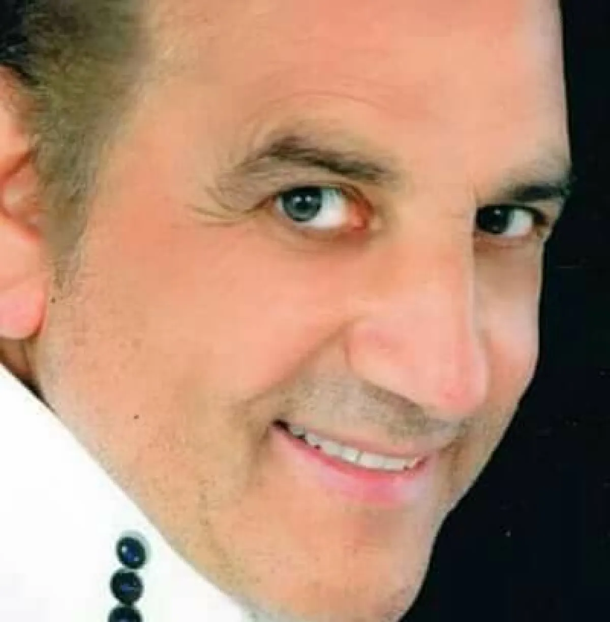 المطرب التونسي شريف علوي الصورة من حسابه على الفيس بوك