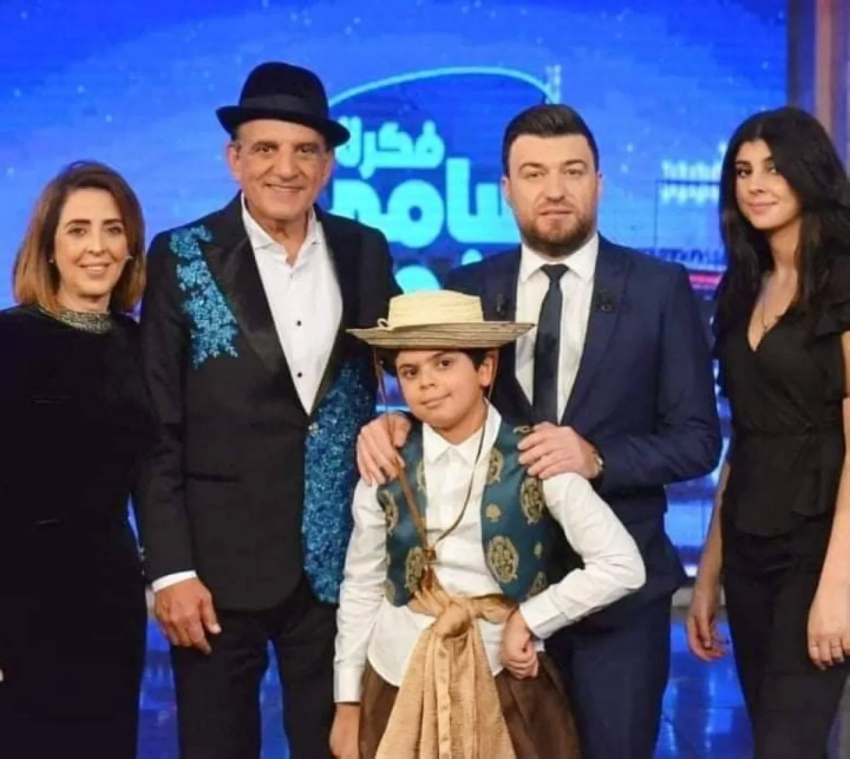 شريف علوي مع زوجته وولديه والإعلامي الهادي زعيّم- الصورة من الحساب  الشخصي لشريف علوي على الفيس بوك