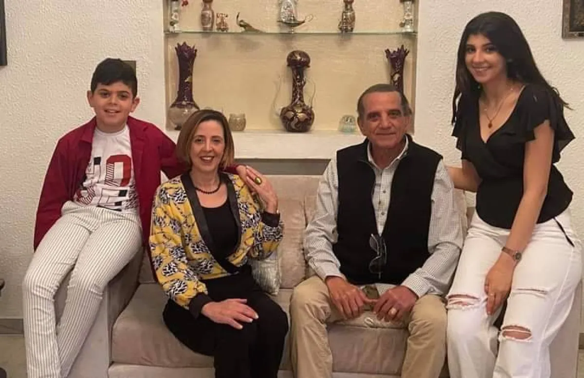 الفنان شريف علوي مع زوجته وولداه الصورة من حسابه الشخصي على الفيس بوك