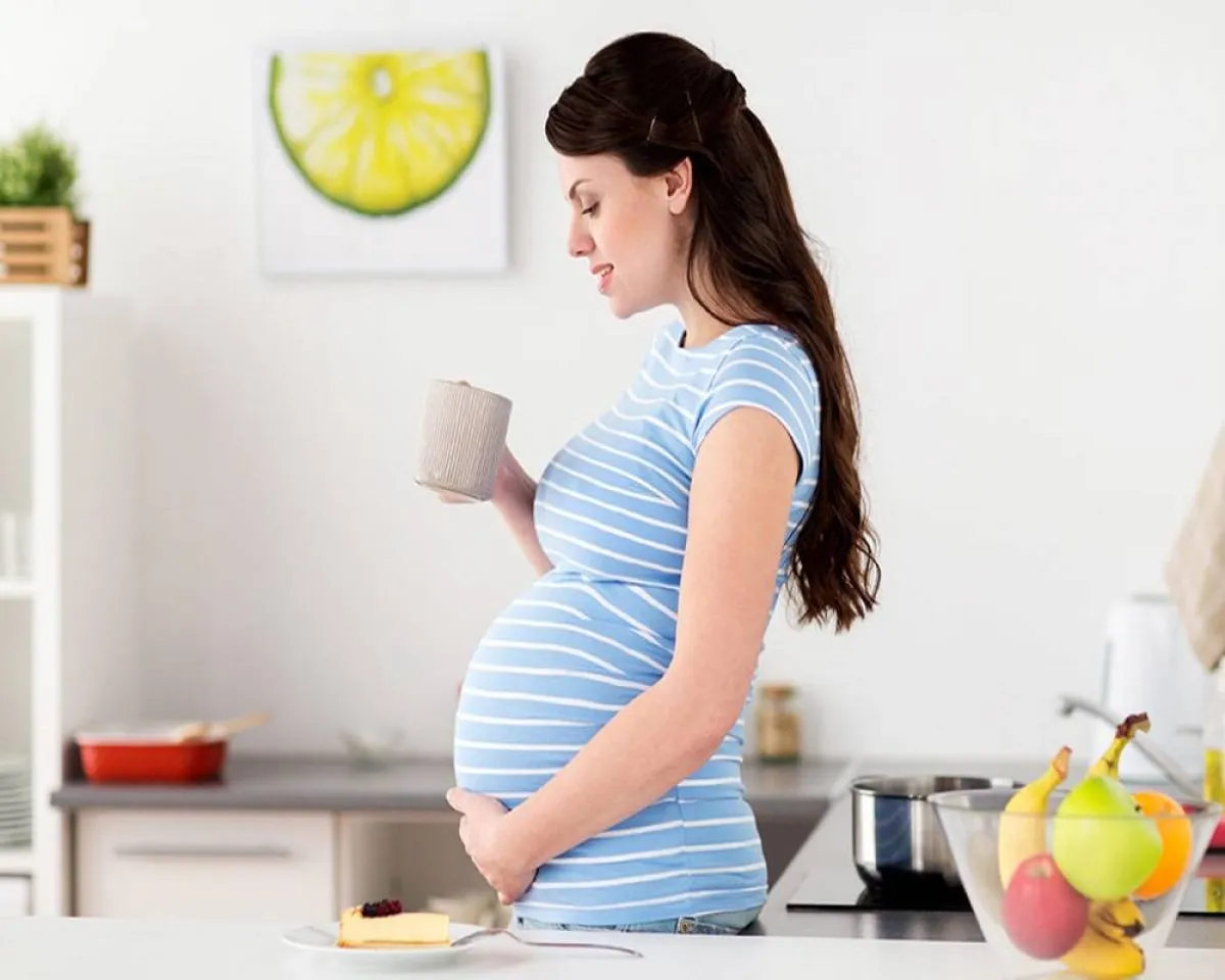 صورة لحامل تتناول السوائل