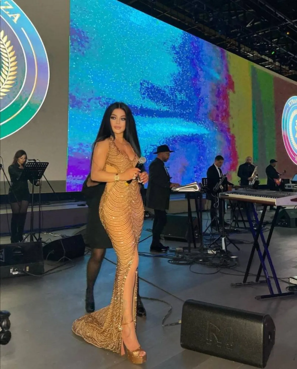 إطلالات مونوكروم من هيفاء وهبي