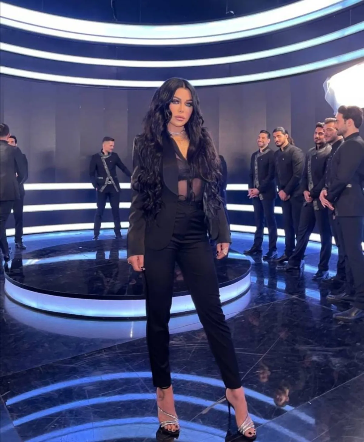 إطلالات مونوكروم من هيفاء وهبي