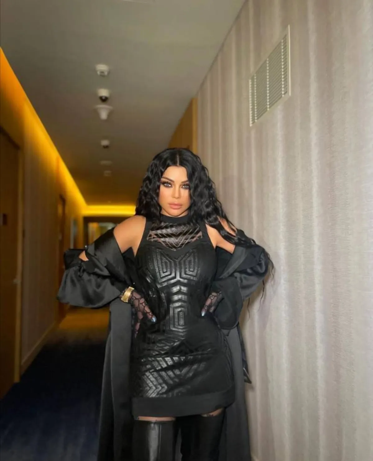 إطلالات مونوكروم من هيفاء وهبي