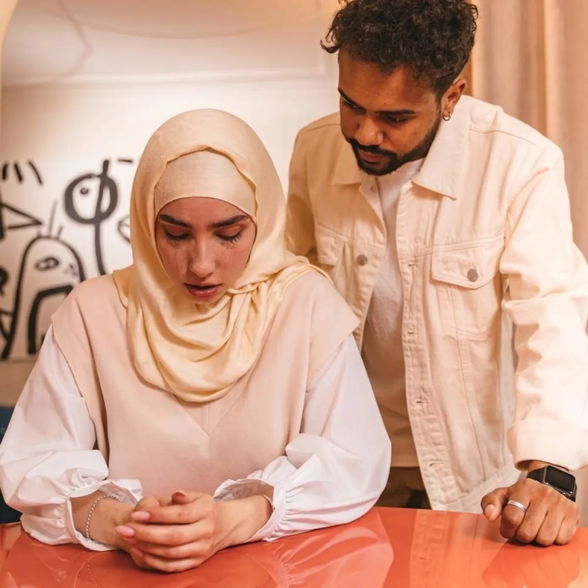 صورة لحامل حزينة