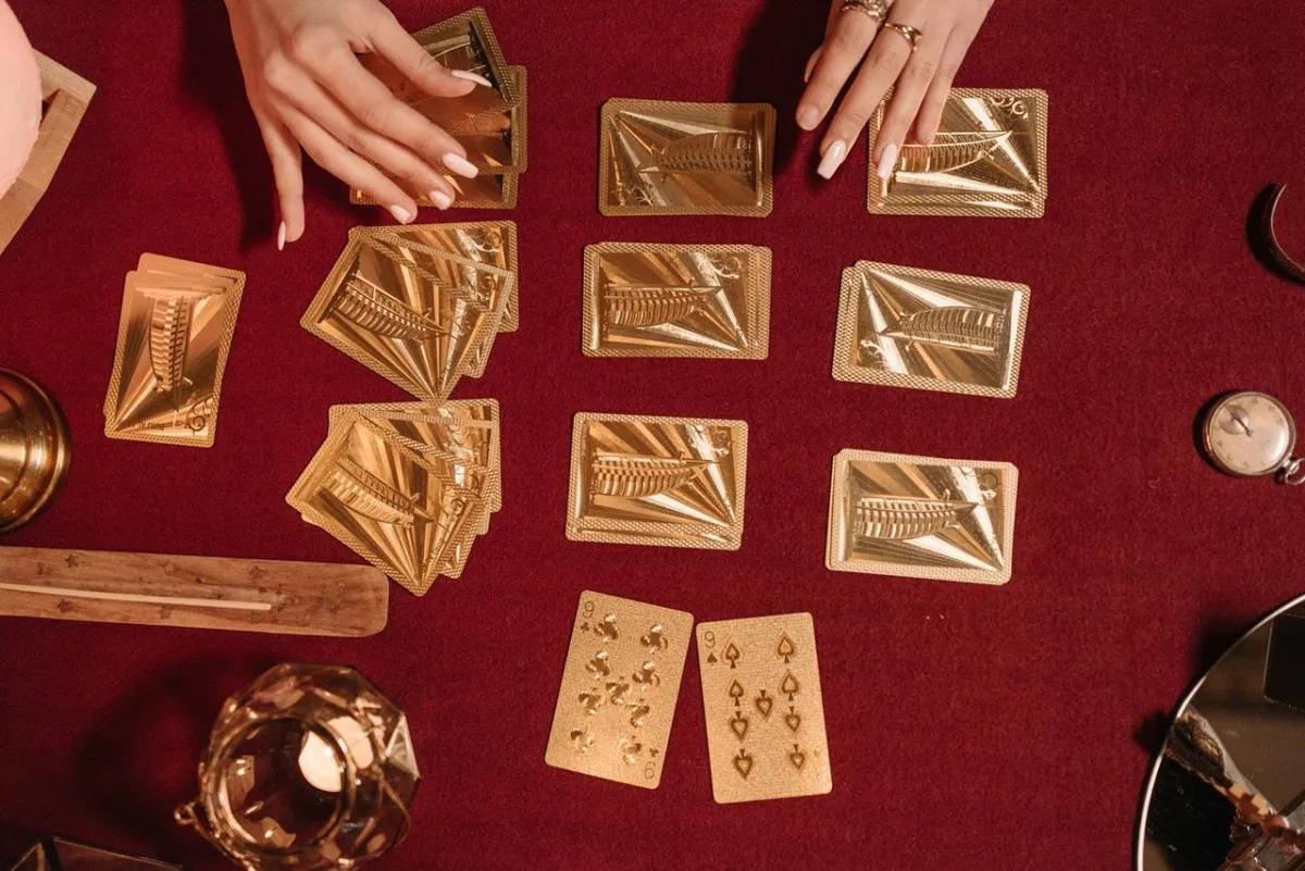 صورة لأوراق ذهبية