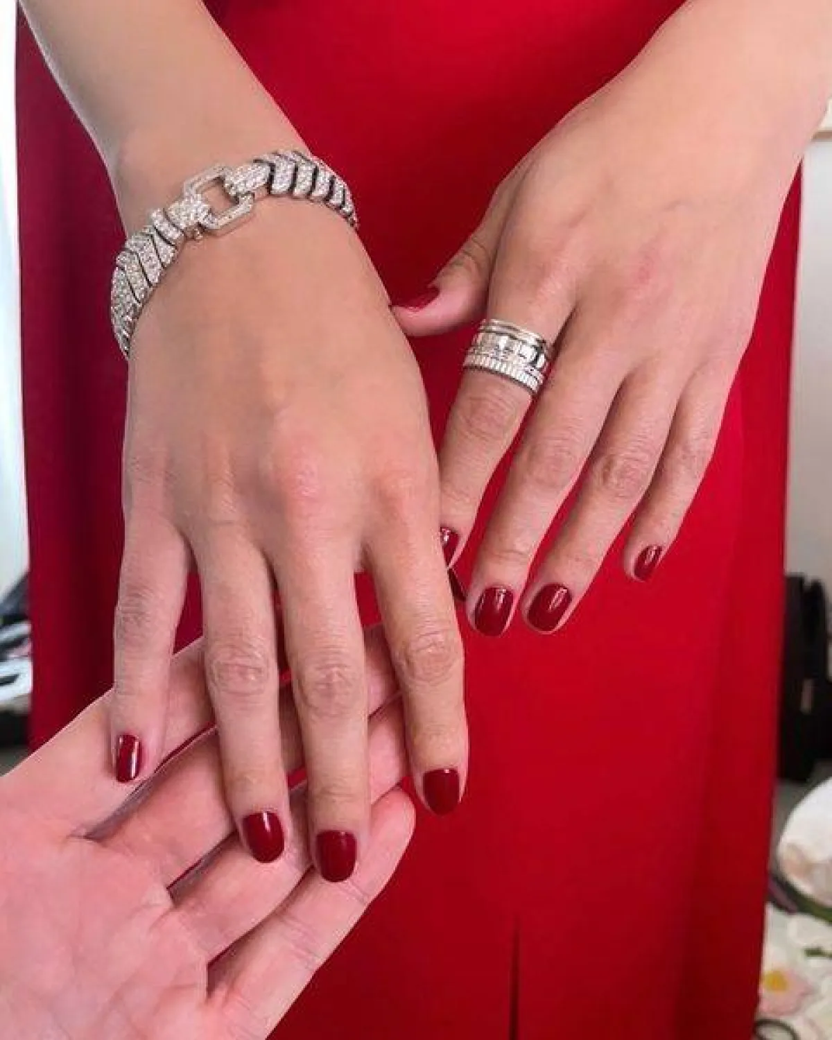 مجوهرات سيلينا غوميز-الصورة من حساب 𝙏𝙤𝙢 𝘽𝙖𝙘𝙝𝙞𝙠 Nails على انستغرام