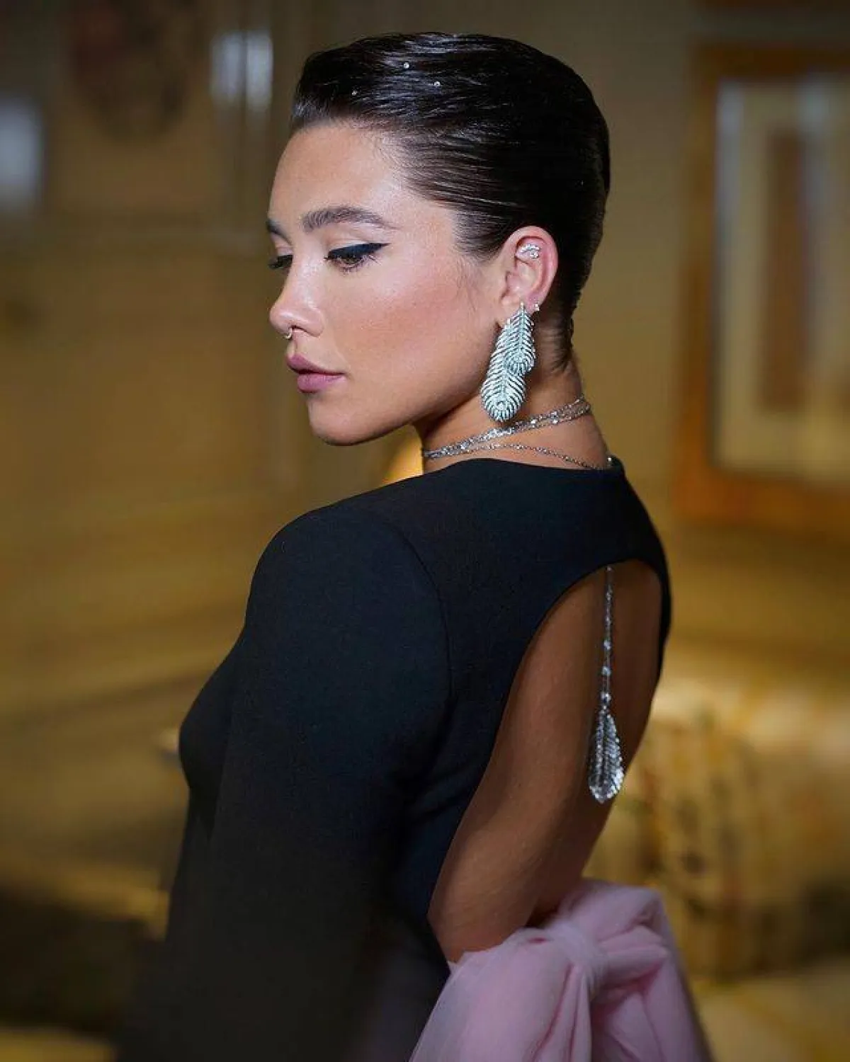 مجوهرات Florence Pugh-الصورة من حساب خبير المكياج Alex Babsky Makeup Artist على انستغرام 