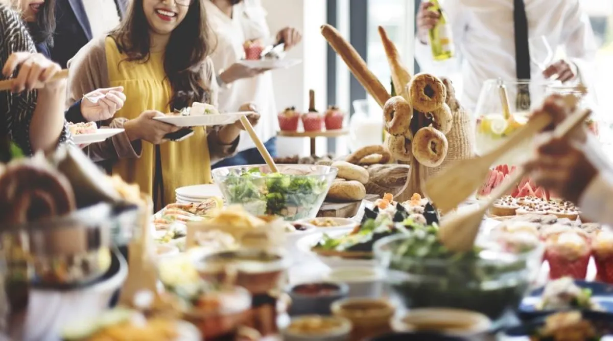 لا يصحّ أن يستغرق أحد الكثير من الوقت في اختيار صنوف الطعام، وجعل صفّ الناس المنتظرين أدوارهم يطول 