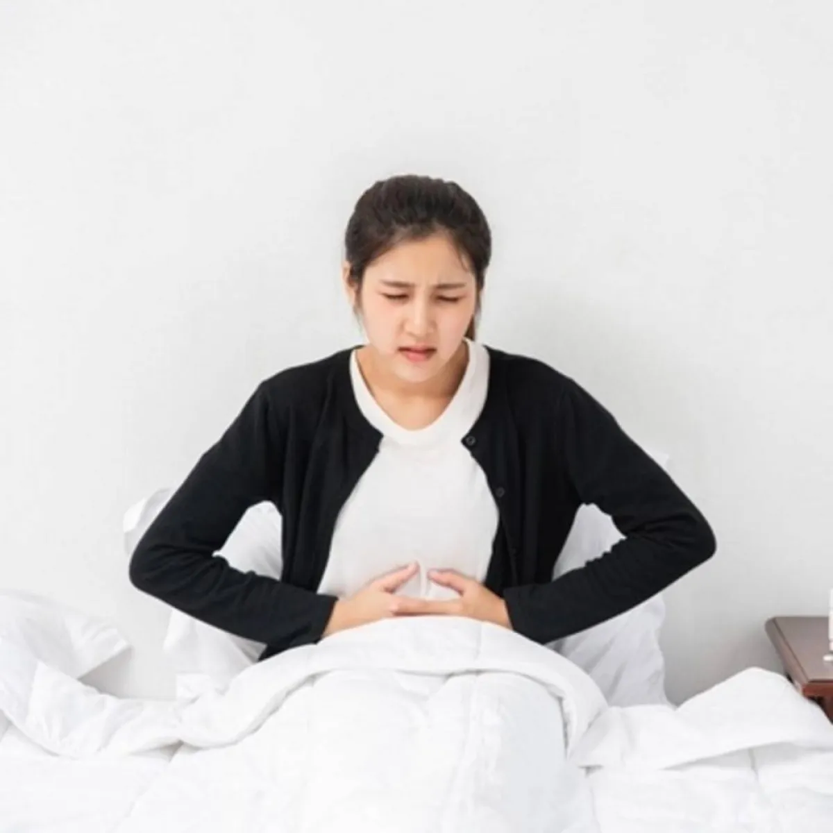 ألم البطن من أبرز أعراض القولون العصبي عند النساء