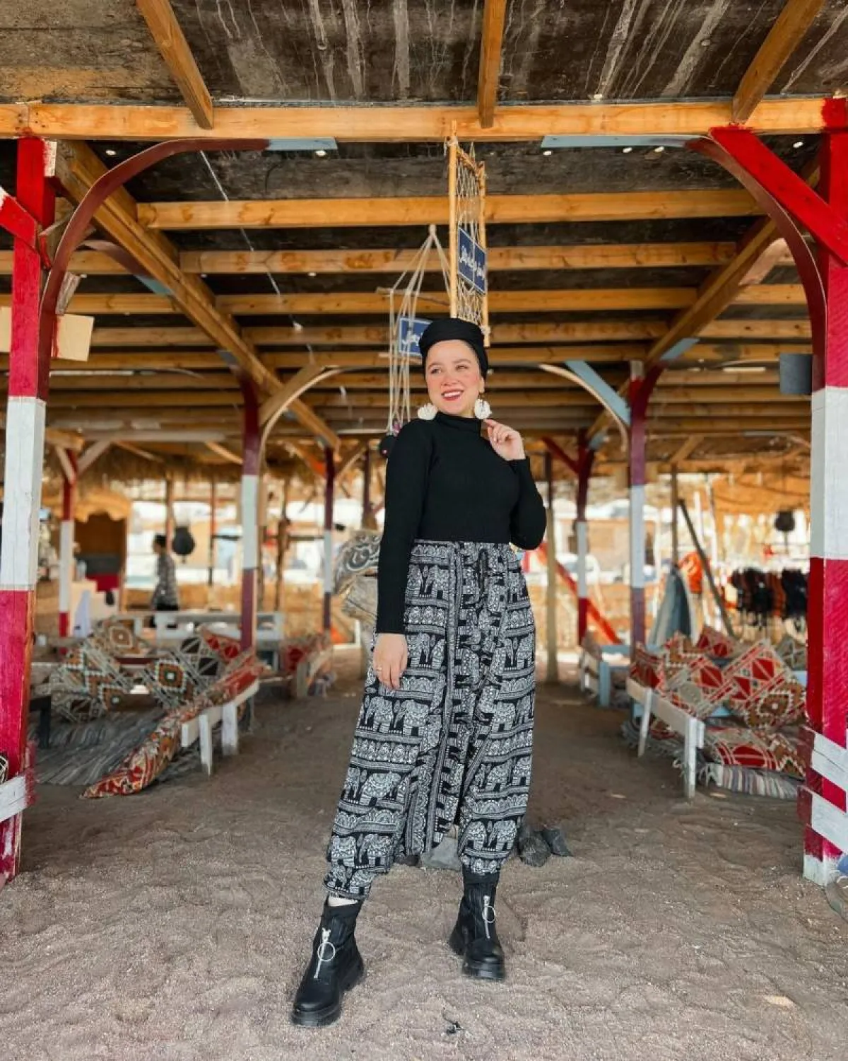 فاطمة نصر بتنورة طويلة وهاي كول أسود 