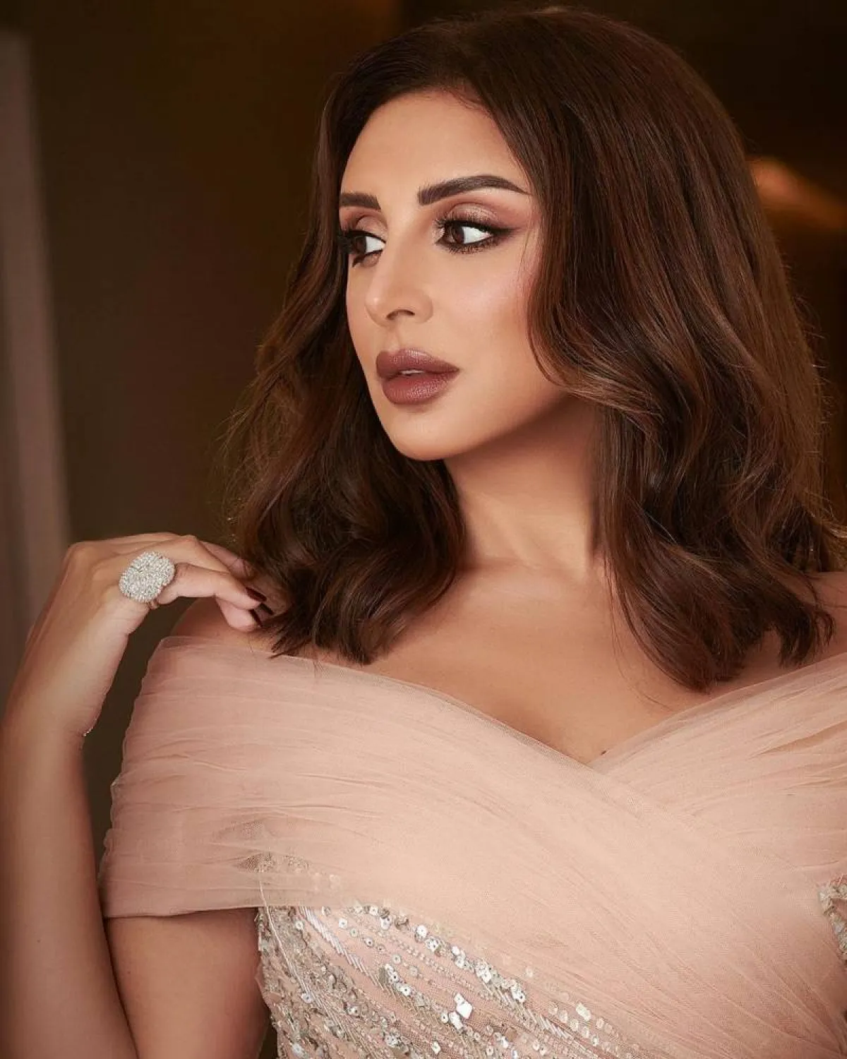 أنغام بخاتم وردة مرصع بالألماس- الصورة من حساب النجمة على انستغرام