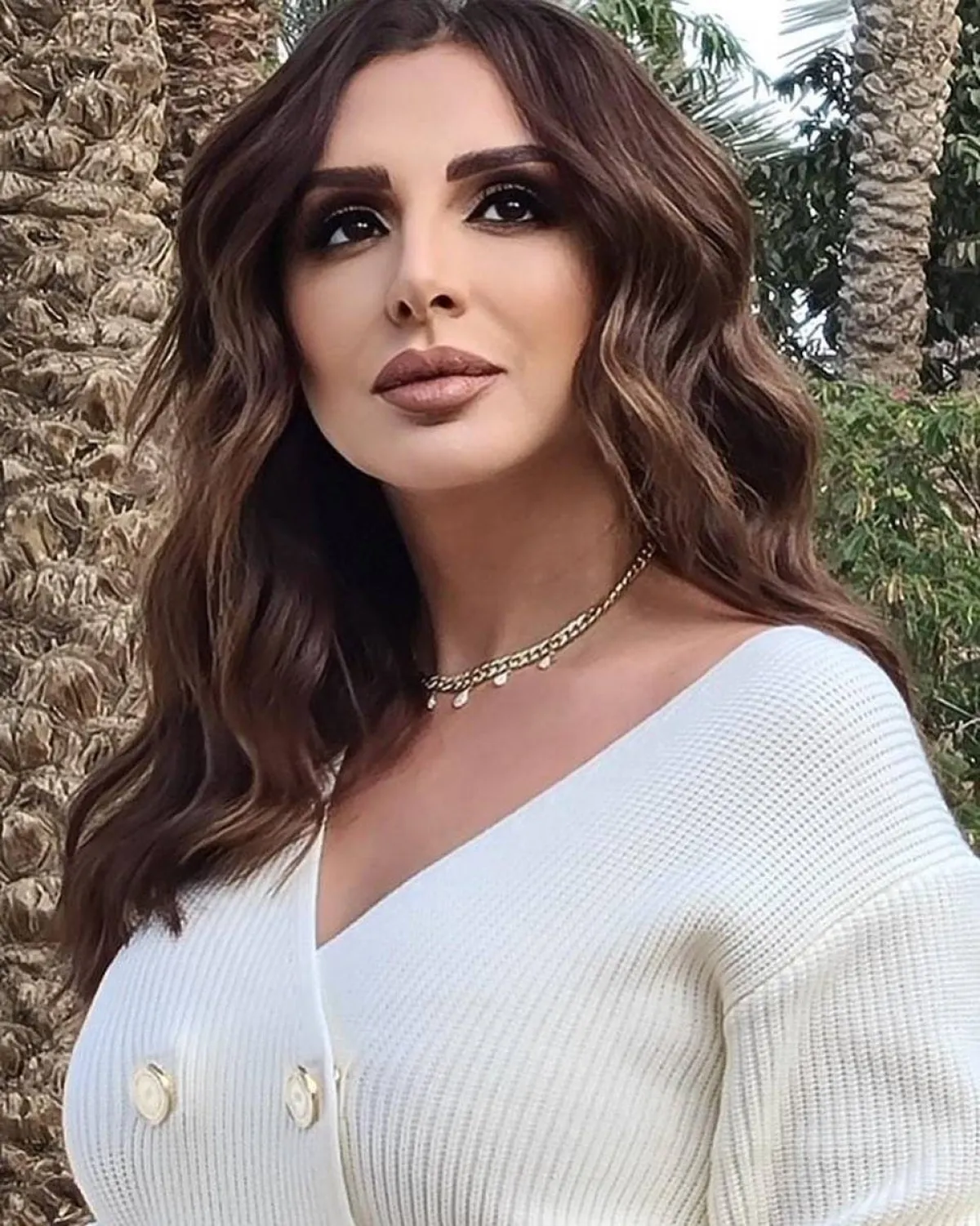 أنغام بقلادة من الذهب الأصفر- الصورة من حساب النجمة على انستغرام