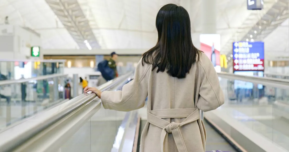 صورة لحامل بالمطار