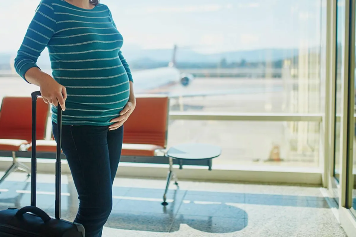 صورة لحامل تسافر