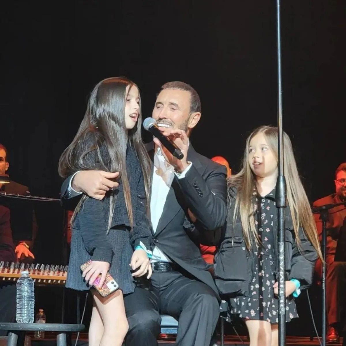 كاظم الساهر مع حفيدتيه - صورة من حسابه على  " انستغرام "