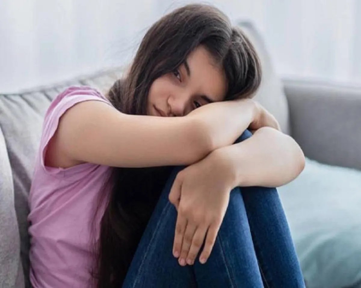 صورة لمراهقة تعاني من التعب بسبب سرطان القولون