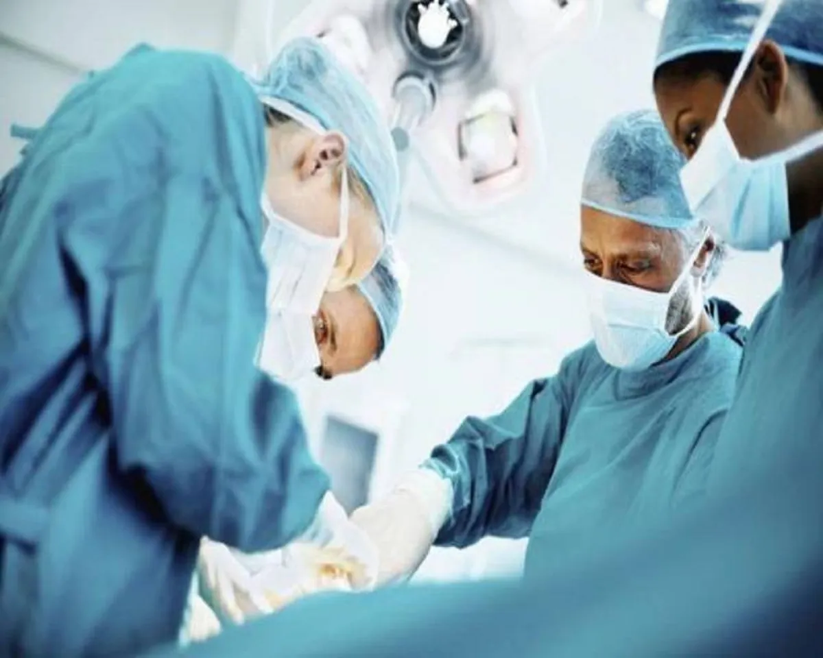 صورة لأطباء يقومون بعمل جراحة لعلاج سرطان القولون