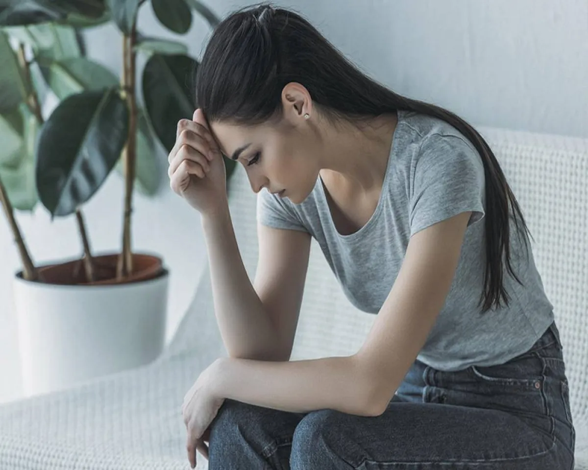 صورة لمراهقة تعاني من الهبات الساخنة