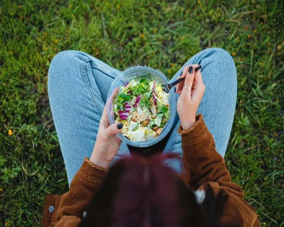 صورة لمراهقة تتناول السلطة