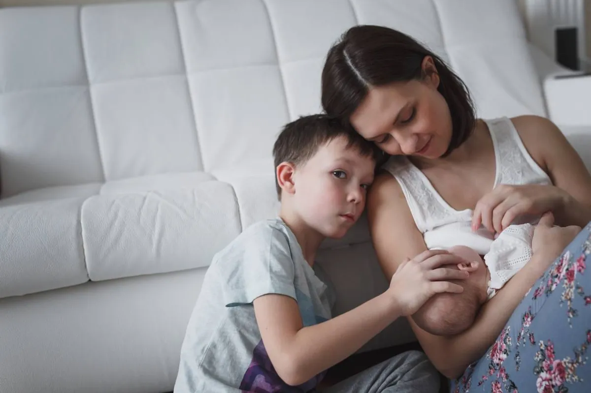صورة لطفل يعاني من الغيرة من المولود الجديد
