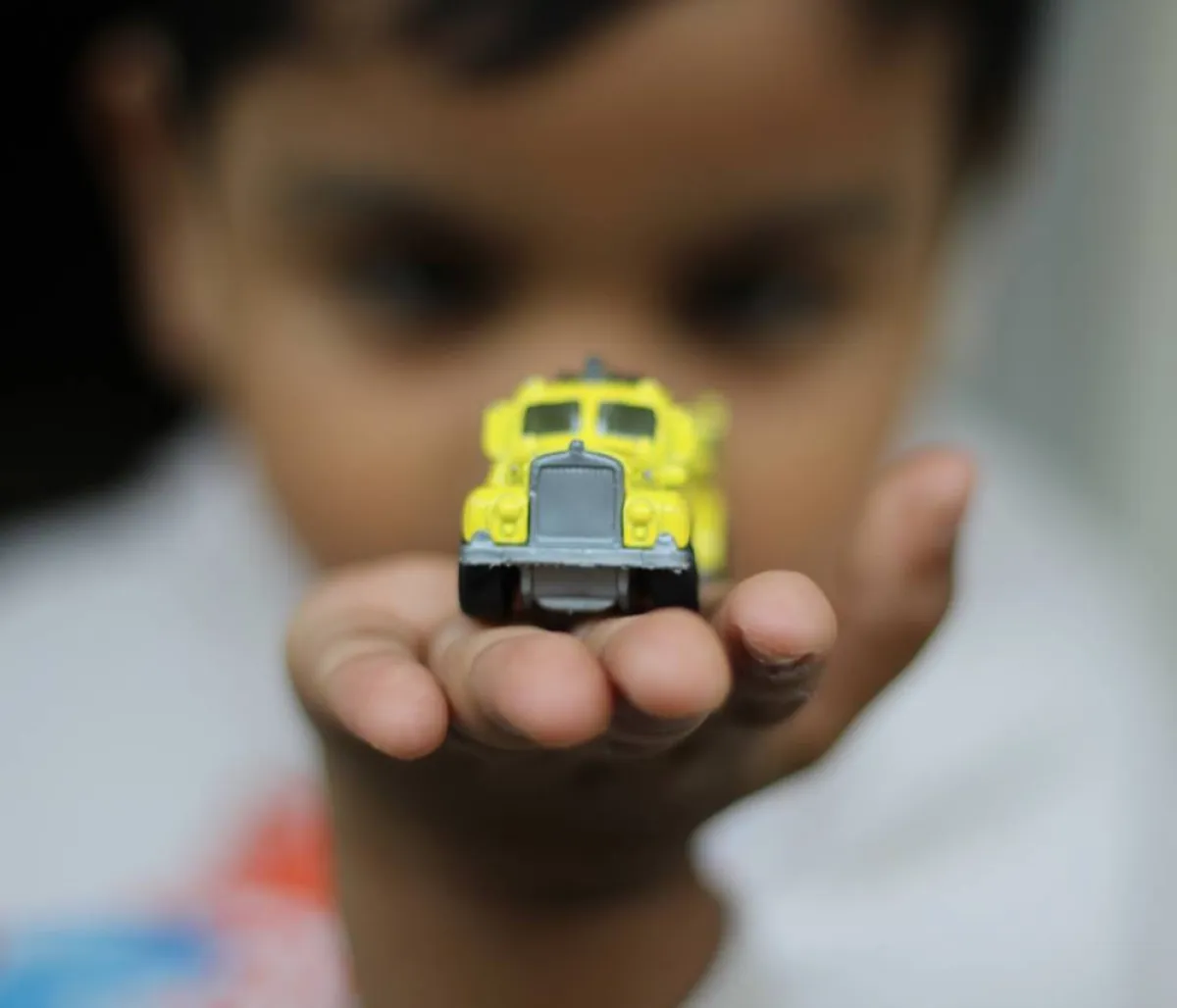 صورة تعبر عن طفل يريد كل شيء لنفسه