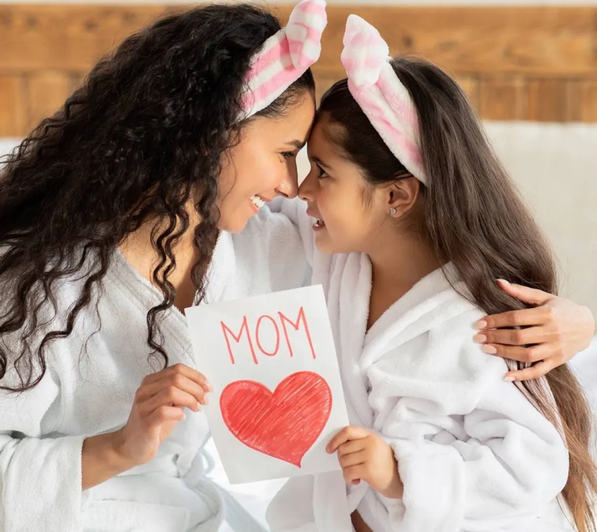 صورة لطفلة تعبر عن حبها لأمها من صنع يديها