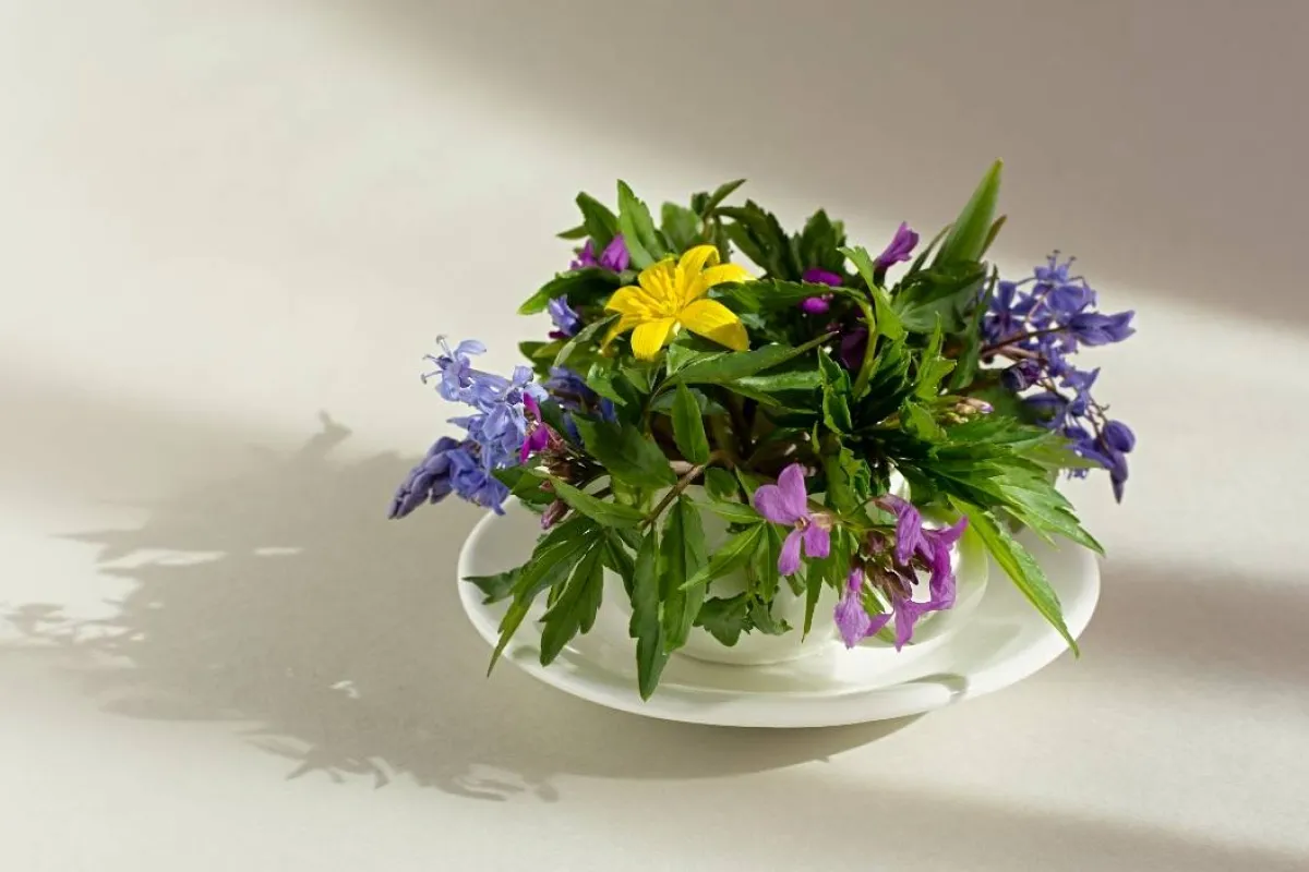 صورة لزهرية بها ورد تقدم للأم