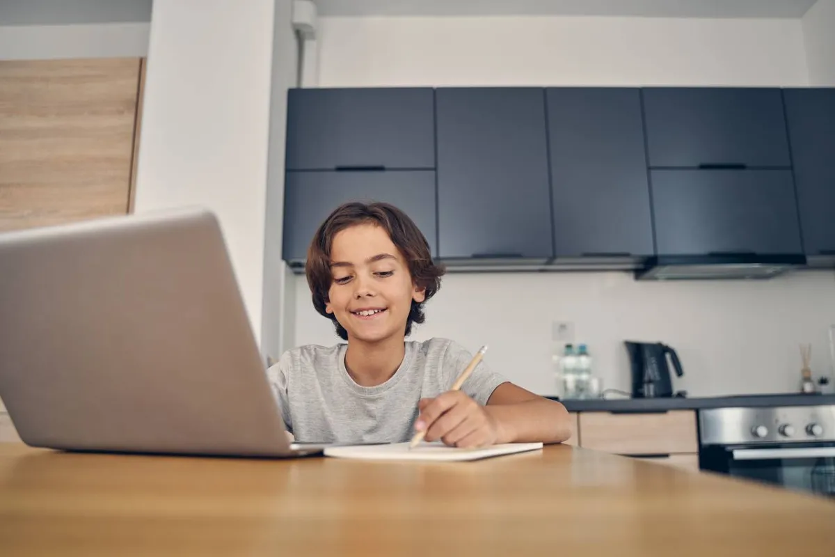 طفل يراجع دروسه