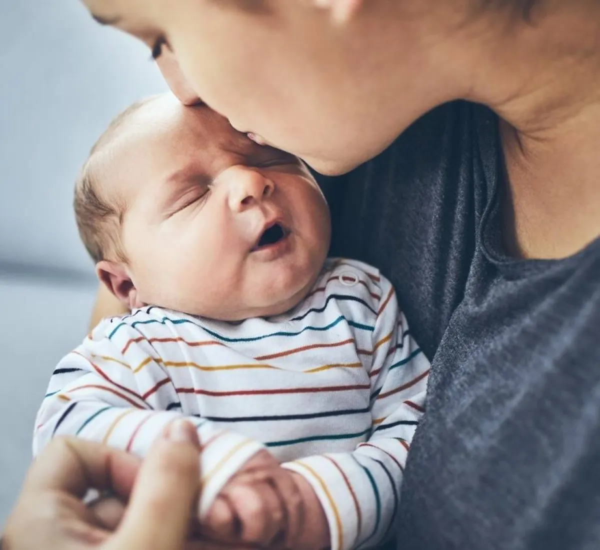 صورة لمولود في حضن أمه