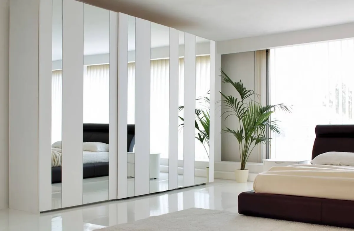 خزانة واجهتها عبارة عن مجموعة من المرايا، في غرفة النوم محدودة المساحة