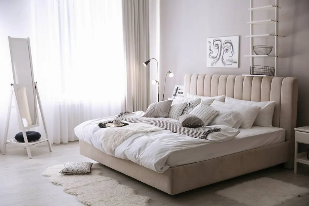 ديكورات بسيطة في غرفة نوم الزوجين الصغيرة  