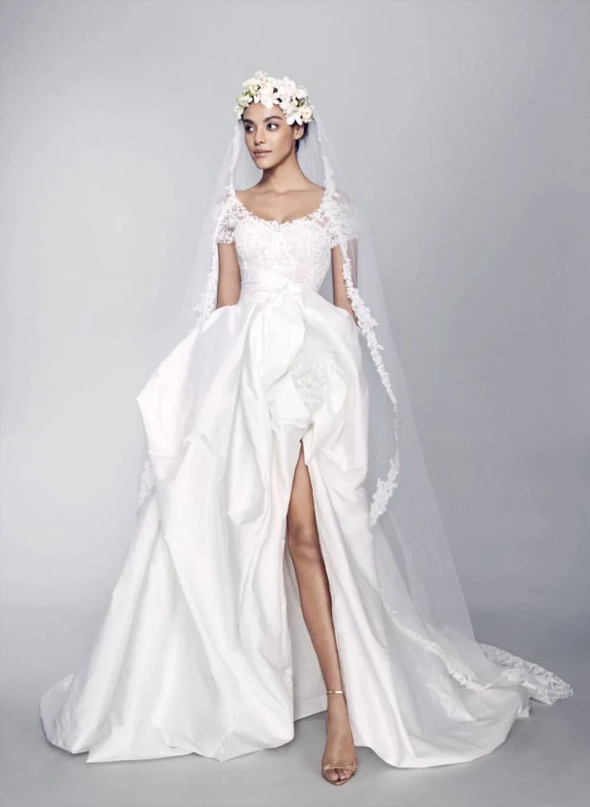 فستان زفاف بفتحة جانبية من ماركيزا Marchesa  