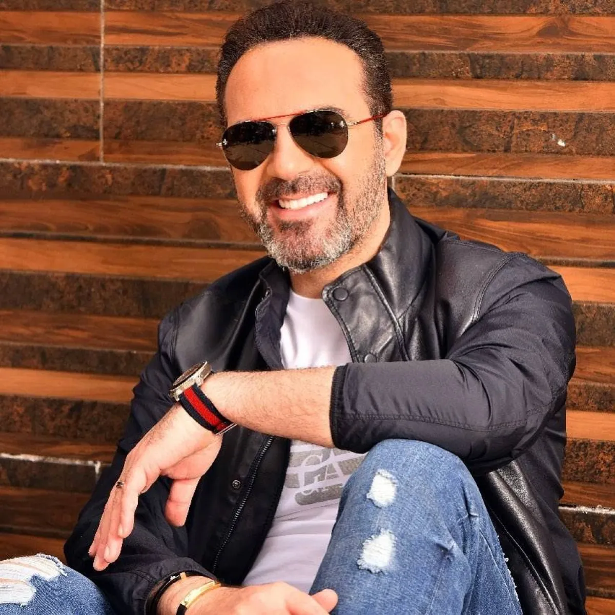 وائل جسار بنظارة شمسية عصرية 