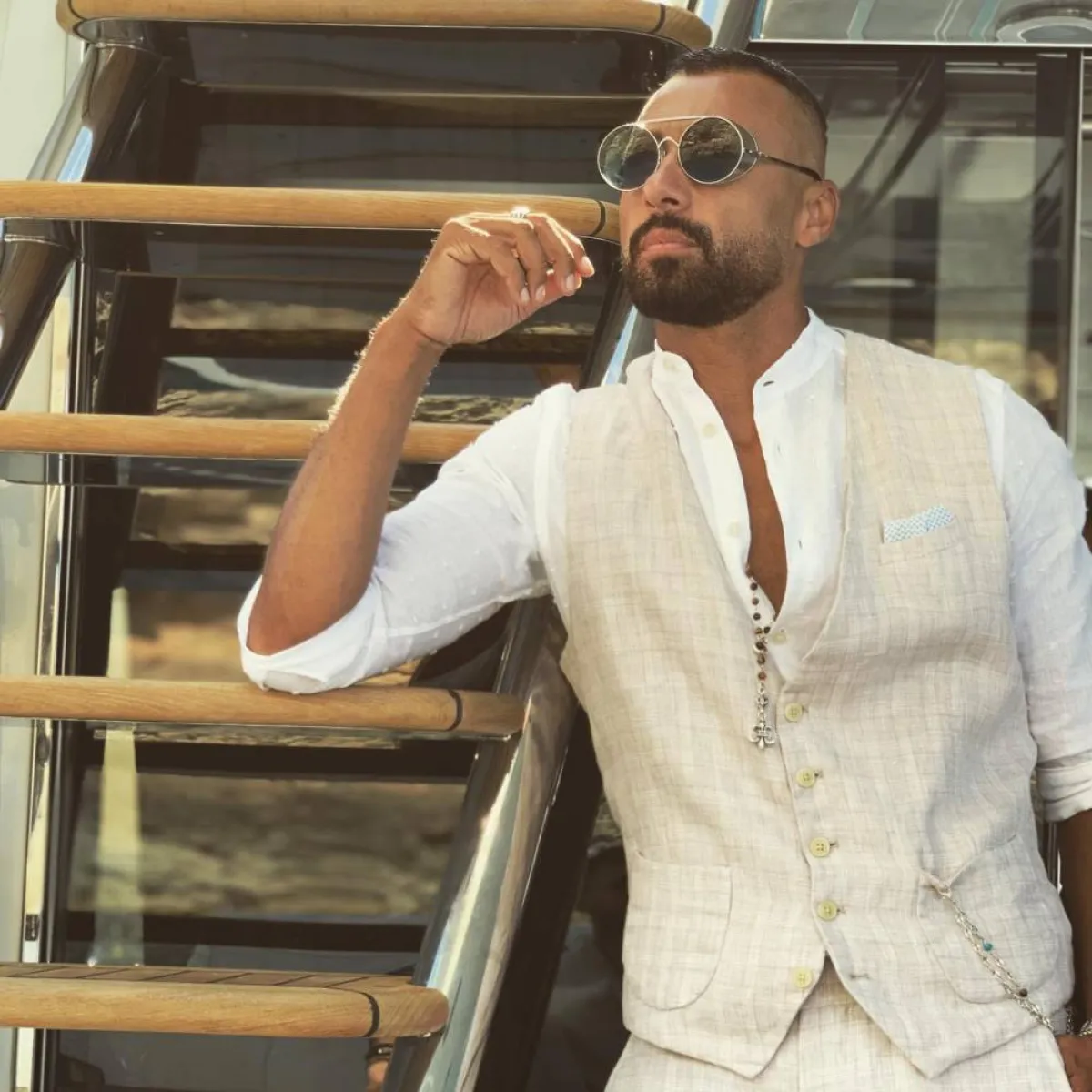 أحمد فهمي بنظارة شمسية شبابية  