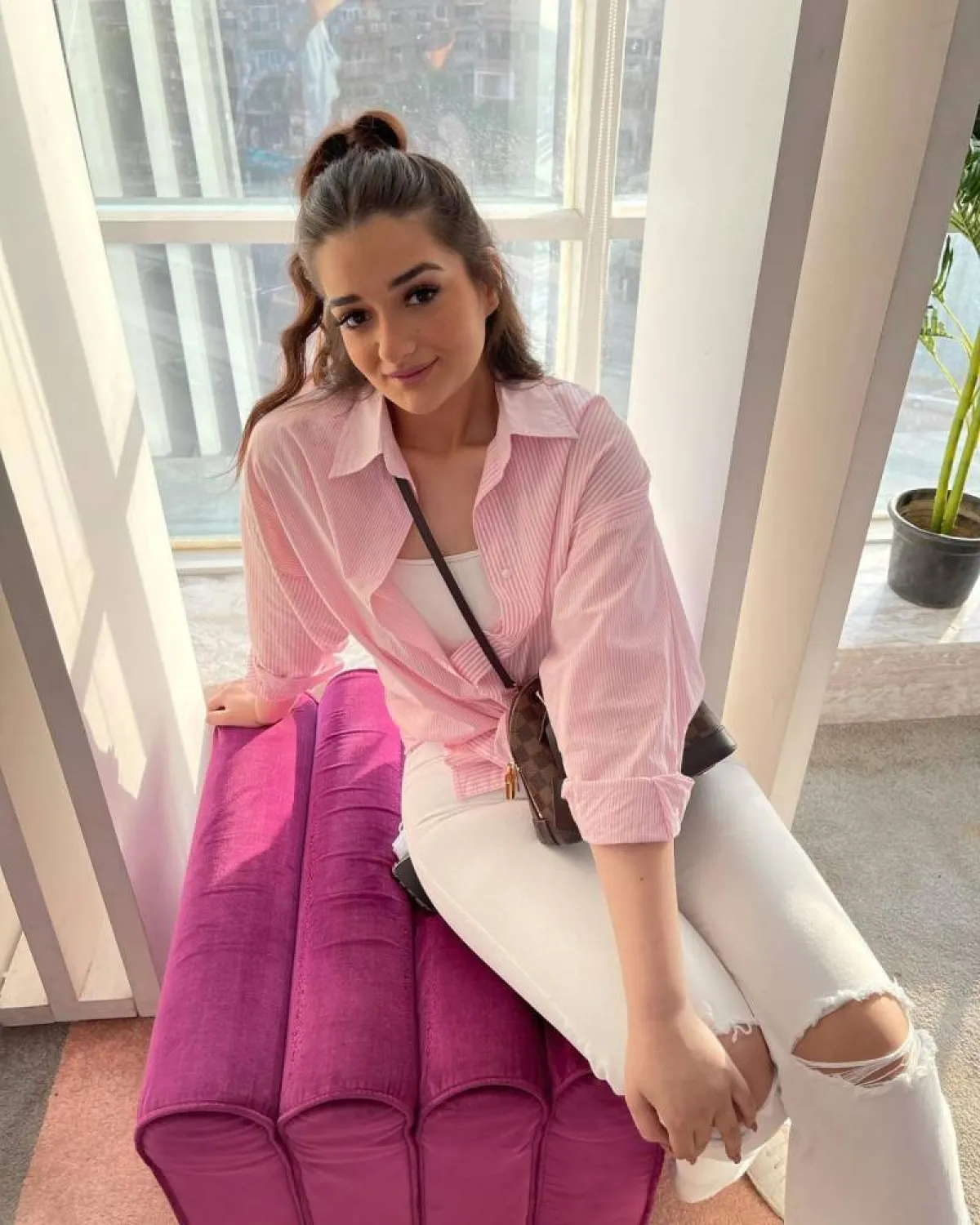 ملك زاهر بقميص باللون الوردي 