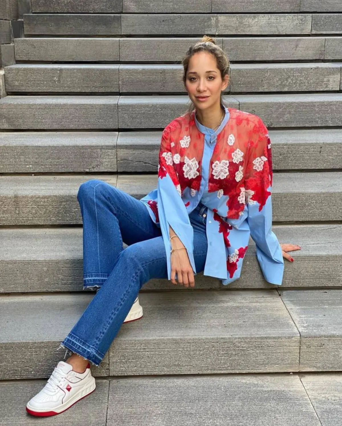 إطلالة بالجينز من لانا الساحلي