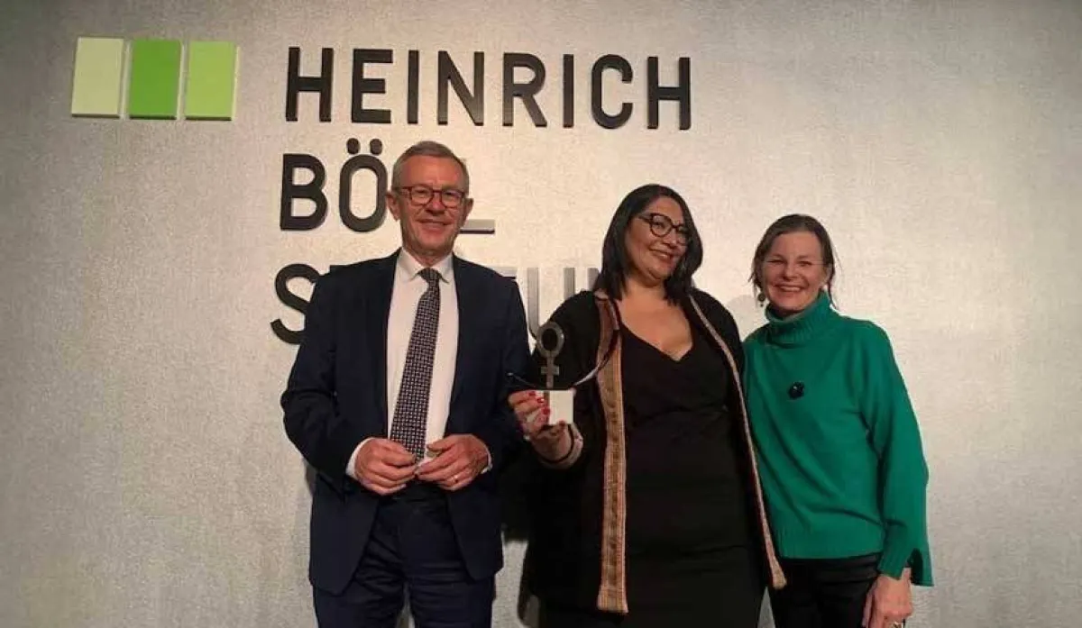 يسرى فراوس عند تسلمها الجائزة في برلين