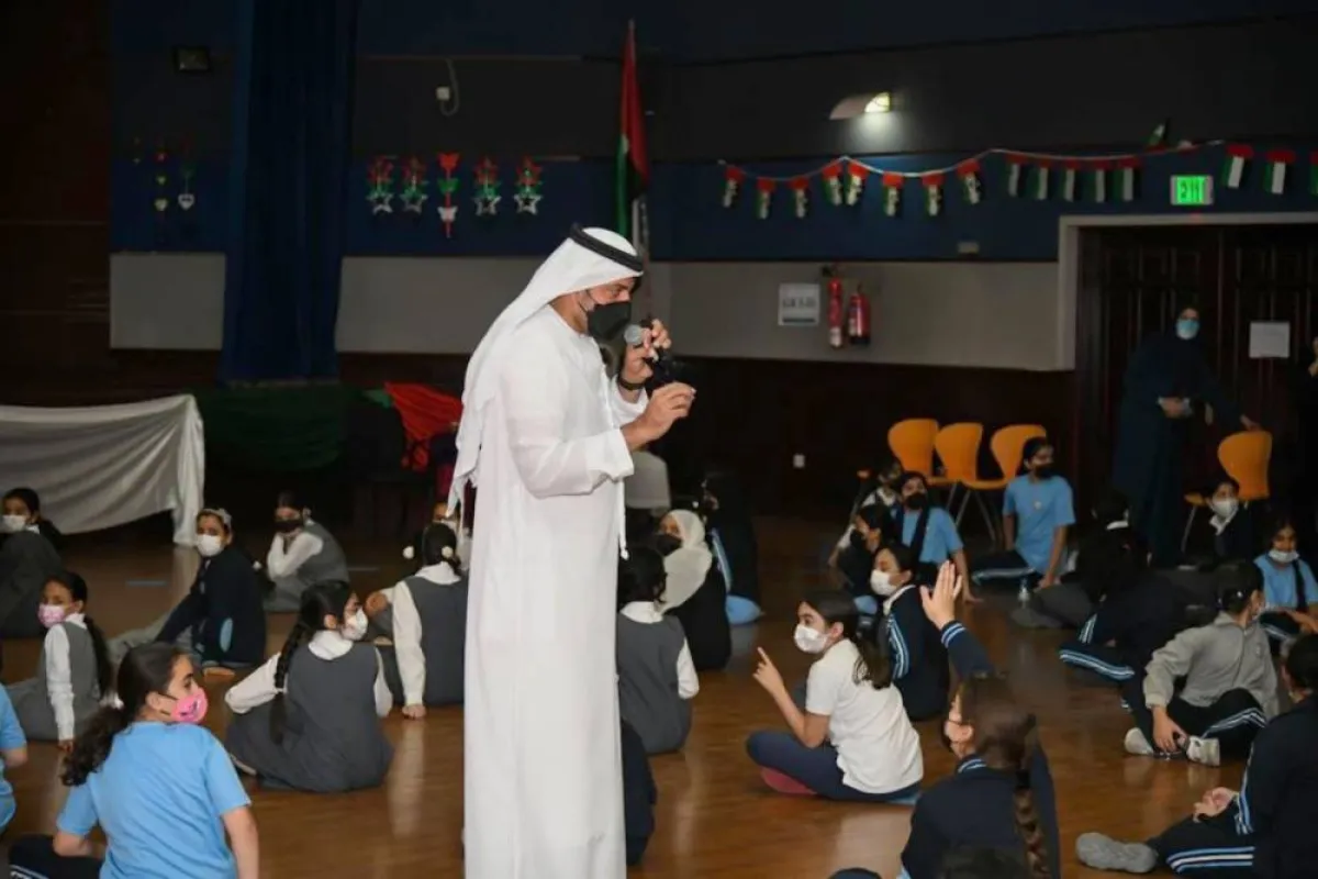 النقيب يعقوب يوسف الحمادي مع الأطفال. الصورة من تويتر شرطة أبوظبي