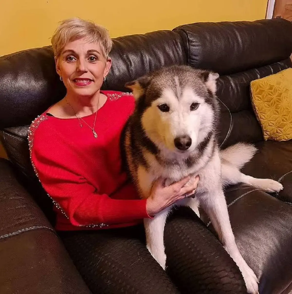 صورة تانيا وكلبتها سافير