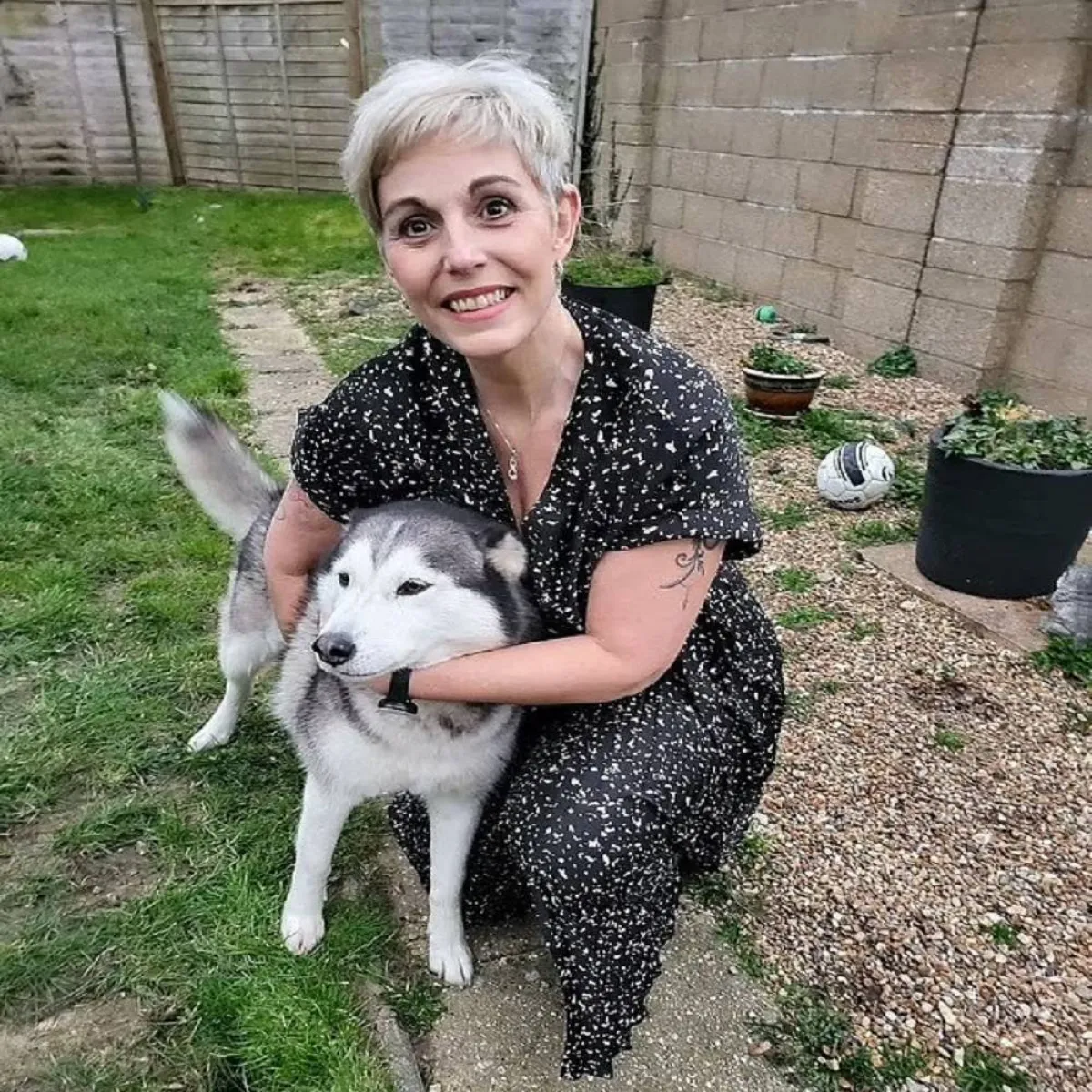 صورة الكلبة الهاسكي وصاحبتها