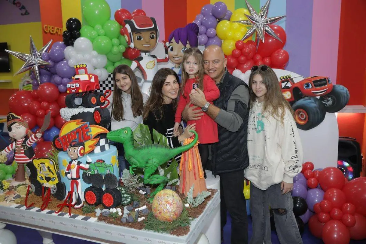  نانسي عجرم مع بناتها وزوجها - صورة من صفحتها على موقع " انستغرام"