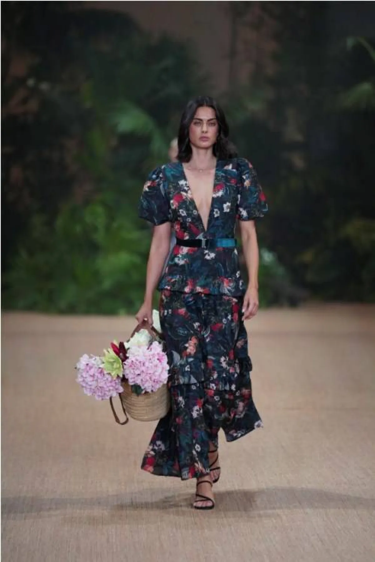 فستان مزيّن بالورود من أكوابلو  Aqua Blu