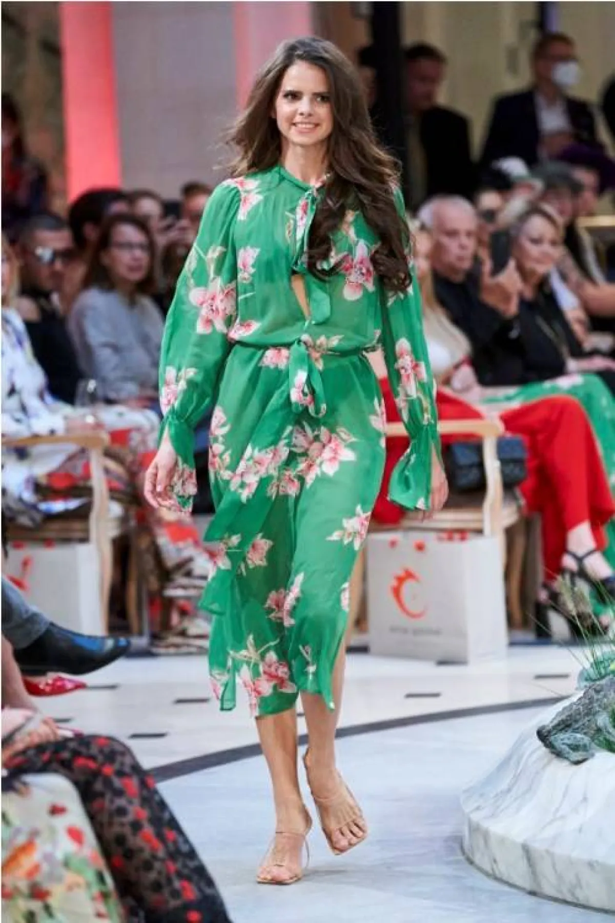 فستان مزين بالورود من أنجا غوكيل  Anja Gockel