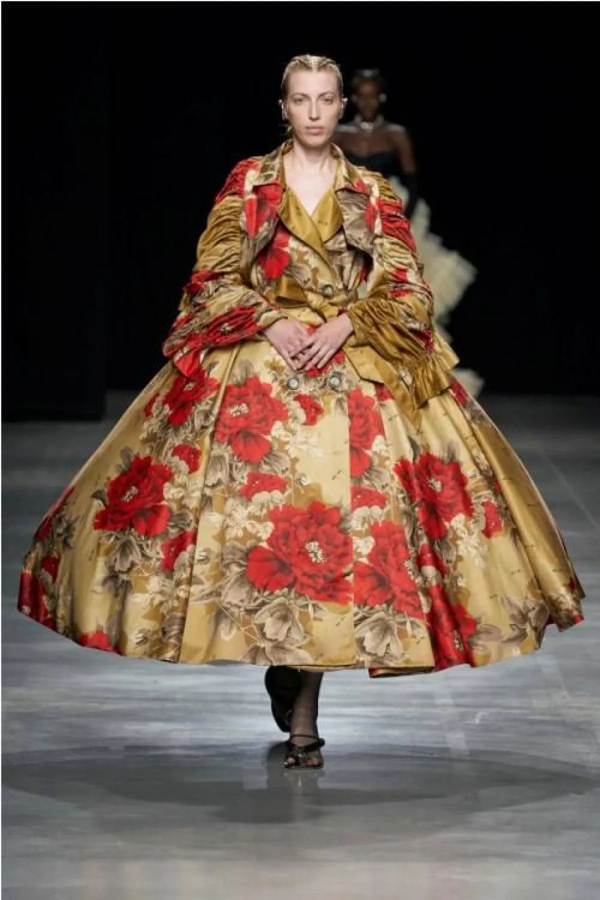 فستان مزين بالورود من أكت نامبر وان Act N1