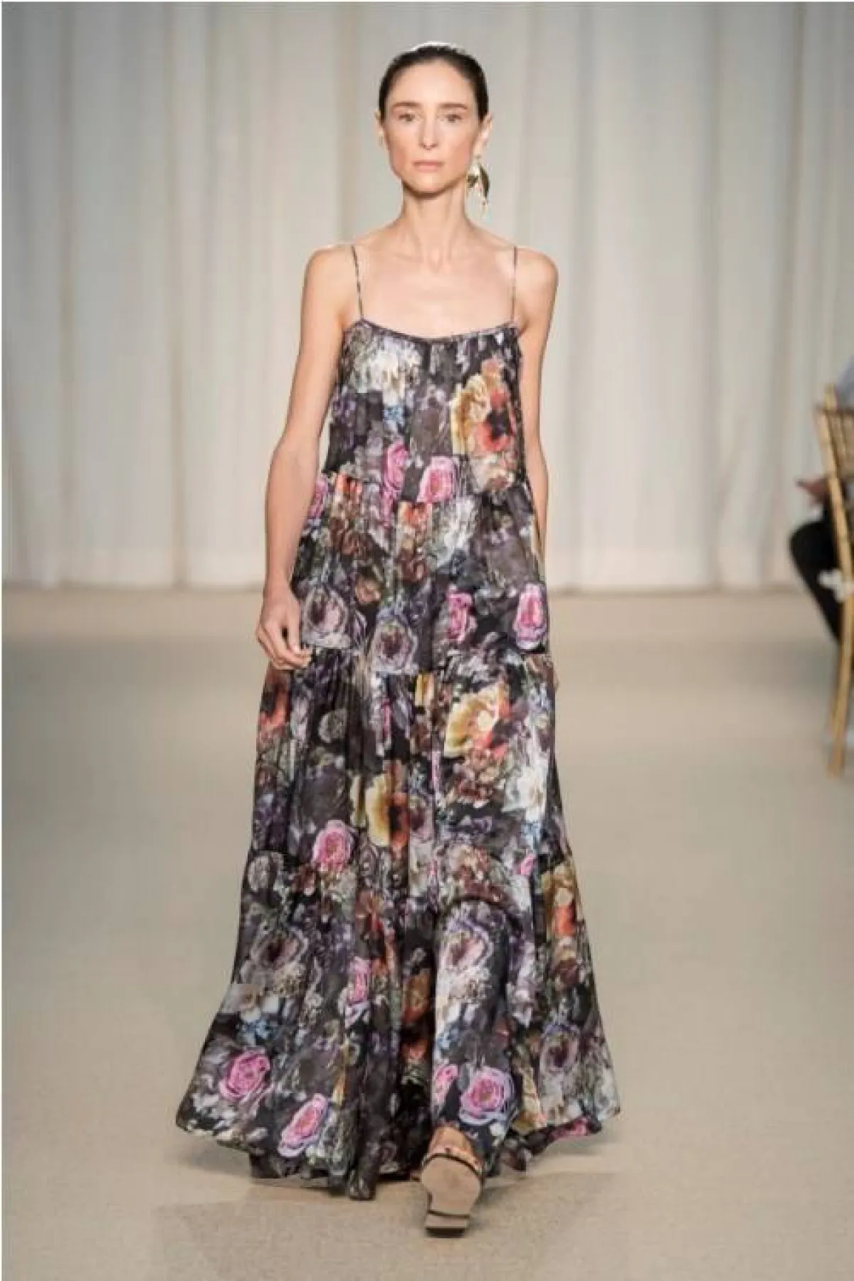 فستان مزين بالورود من آدم ليس  Adam  Lippes