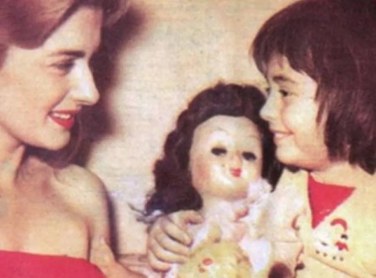 مريم فخر الدين وابنتها - صورة من صفحة محبي مريم فخر الدين على "فيسبوك "